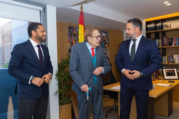 Ramón Tamames con los dirigentes de Vox Ignacio Garriga y Santiago Abascal