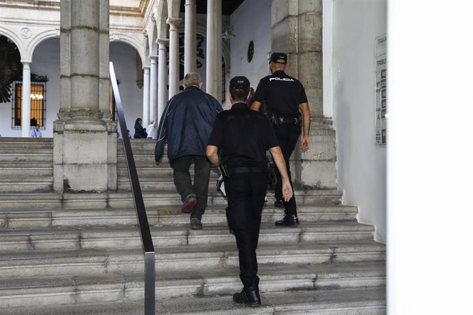 Archivo - Entrada a la Audiencia de Granada.