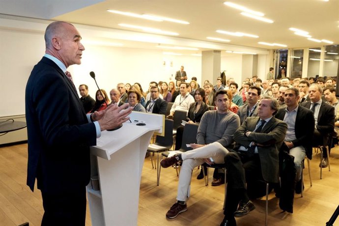 El alcalde de Sevilla, Antonio Muñoz, en una nueva edición de las StartUp Talks, uno de los eventos "clave" para el "desarrollo" del proyecto La Fábrica de Sevilla.
