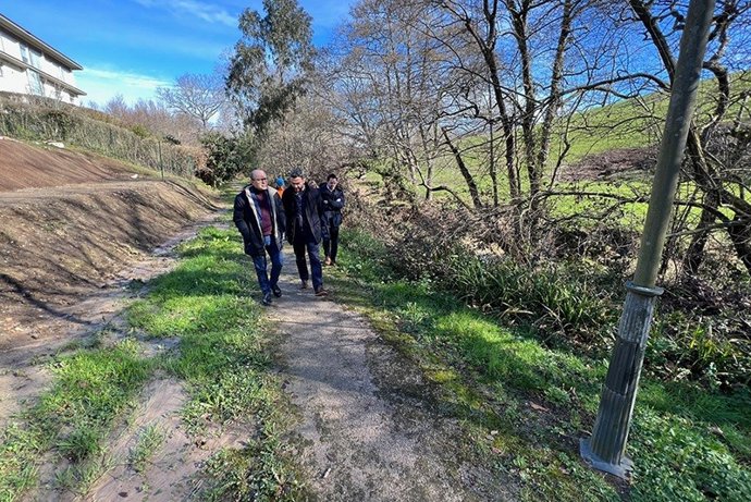 El consejero Javier López Marcano visita una senda fluvial en el barrio de La Cabaña de Villaverde de Pontones