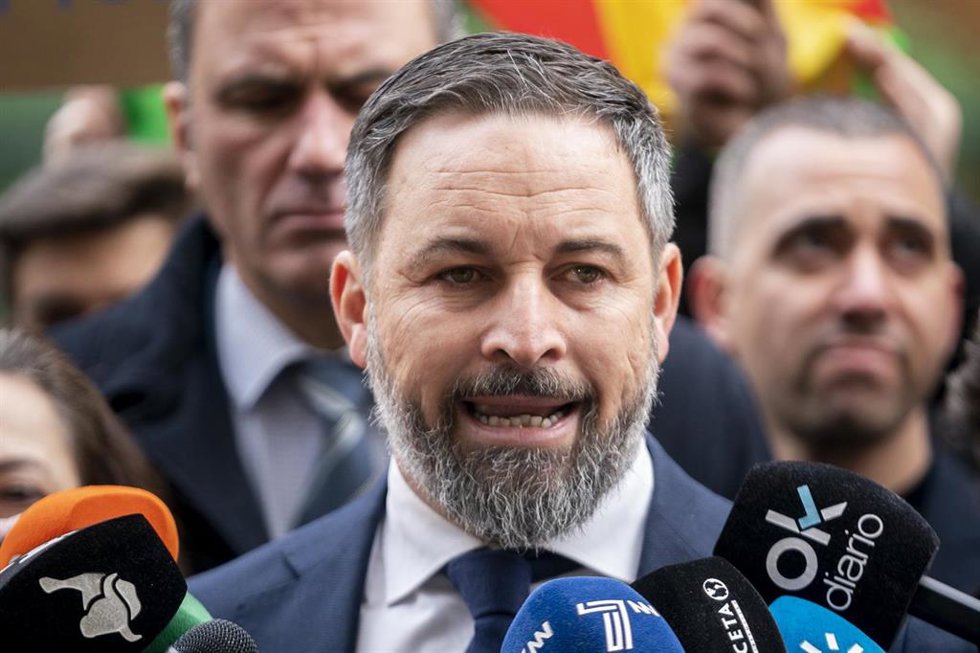 Archivo - El presidente de Vox, Santiago Abascal, ofrece declaraciones a los medios sobre la renovación del Tribunal Constitucional (TC), a las puertas de la sede del TC, a 13 de enero de 2023, en Madrid (España).