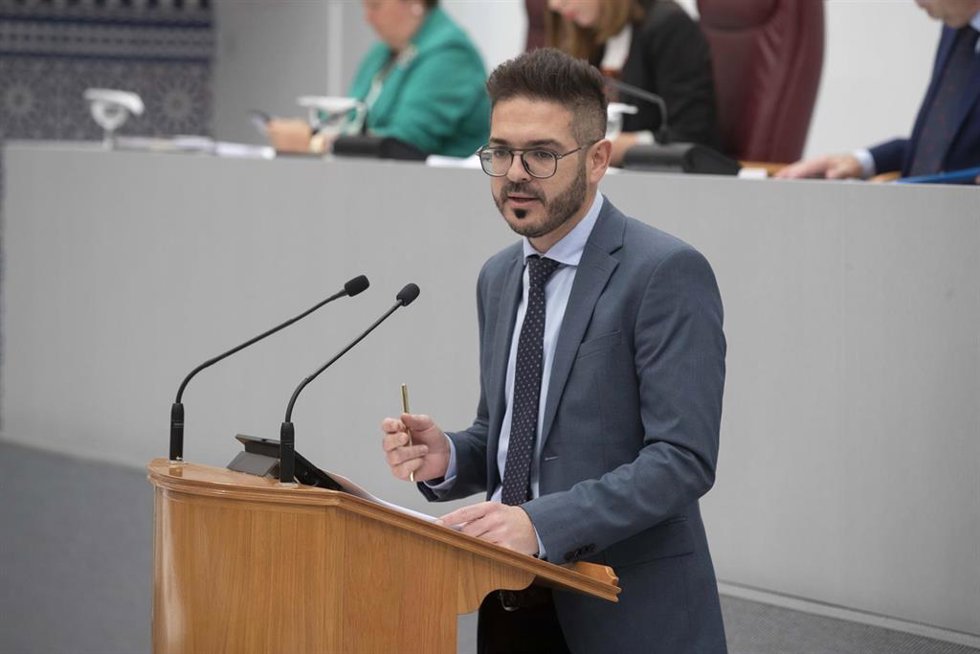 Archivo - PSOE exige a López Miras que rebaje a 18 las horas lectivas de los docentes en Secundaria y a 23 en Infantil y Primaria