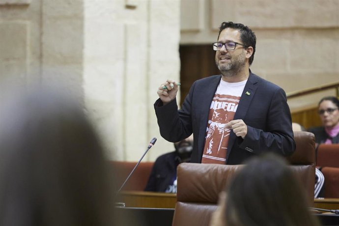 El portavoz del Grupo Mixto-AdelanteAndalucía, José Ignacio García, realiza pregunta de control al presidente de la Junta de Andalucía, Juanma Moreno, en el Pleno del Parlamento (Foto de archivo).