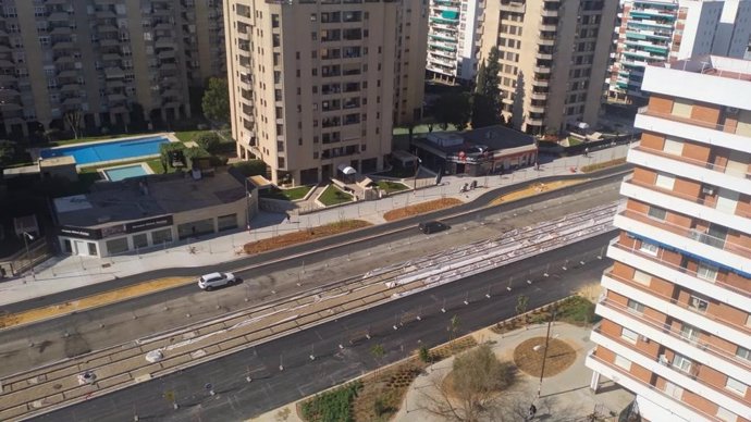 Vista áerea del aspecto que presenta la avenida de San Francisco Javier, donde las obras del tranvía avanzan.