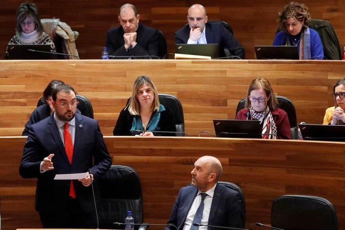 El presidente del Principado de Asturias, Adrián Barbón, durante el pleno en la JGPA.
