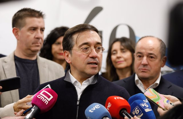 El ministro de Asuntos Exteriores, Unión Europea y Cooperación, José Manuel Albares, atiende a los medios durante un acto del PSOE, en la Casa del Pueblo, a 26 de febrero de 2023, en Albacete, Castilla-La Mancha (España).