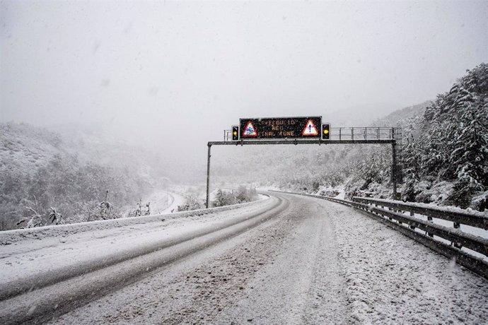 Una imagen de la nieve que cayó en puntos de Catalunya a principios de mes, en una carretera de Vic (Barcelona)
