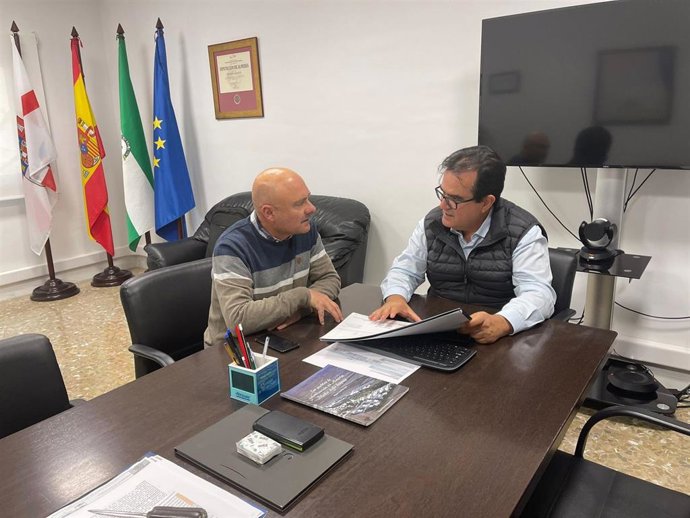 El diputado provincial Antonio Jesús Rodríguez y el alcalde de Senés, Javier Sola