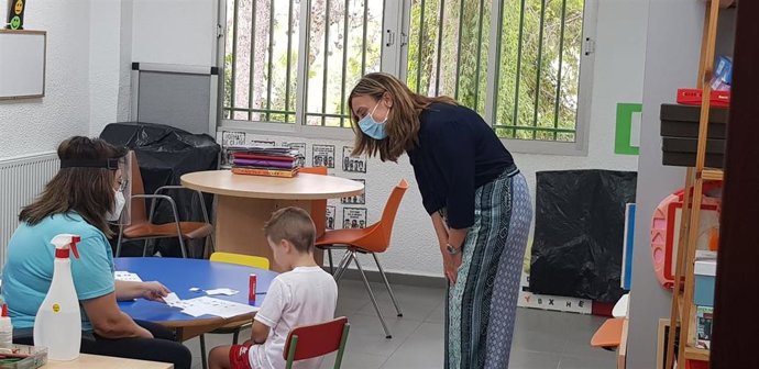 La consejera de Política Social, Familias e Igualdad, Conchita Ruiz Caballero, durante la visita a un centro de desarrollo infantil y atención temprana