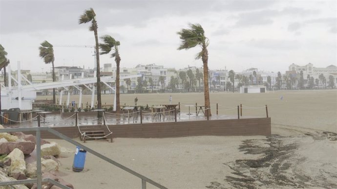 Archivo - El temporal 'Celia' azota con fuertes rachas de viento la playa de Valencia en imagen de archivo