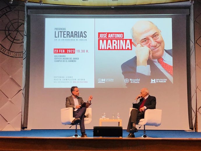 El filósofo y pedagogo español José Antonio Marina ha sido el protagonista de una nueva sesión del ciclo de 'Presencias literarias' que organiza el Área de Cultura de la Universidad de Huelva.