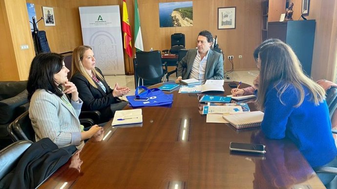 El delegado territorial de Empleo, Empresa y Trabajo Autónomo en Cádiz, Daniel Sánchez Román, con la coordinadora regional de la Asociación Inserta Andalucía, Beni Bueno, y la coordinadora en Cádiz, Pilar Gil.
