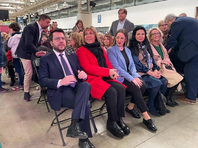 El presidente de la Generalitat, Pere Aragons, y la alcaldesa de L'Hospitalet, Núria Marín, en la misa rociera en el marco de las Jornadas Conmemorativas del Día de Andalucía en L'Hospitalet (Barcelona)