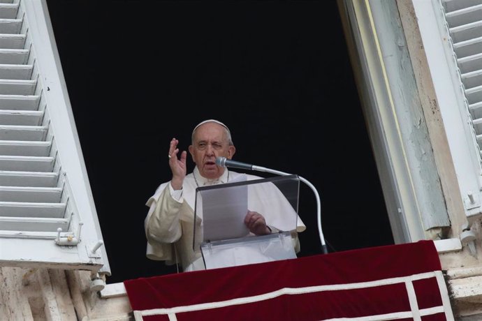 Archivo - 20 February 2022, Vatican, Vatican City: Pope Francis delivers the Angelus prayer from the window overlooking St. Peter's Square. Photo: Evandro Inetti/ZUMA Press Wire/dpa