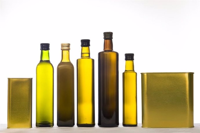 Archivo - Botellas de aceite de oliva. 
