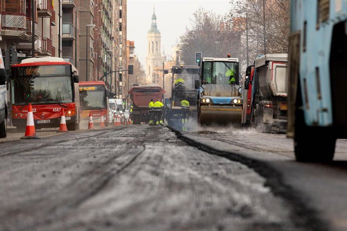 El plan de asfaltado llega esta semana a 16 calles de Delicias, San José, Actur y varios barrios rurales.