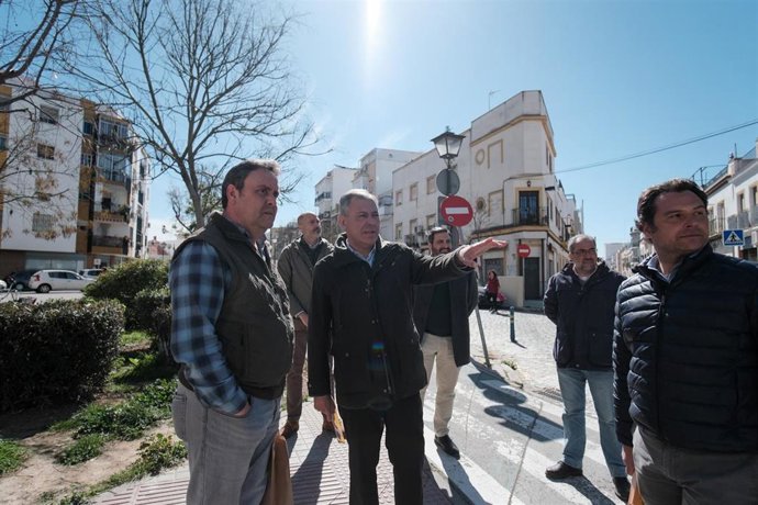 El candidato del PP a la Alcaldía de Sevilla, José Luis Sanz, con vecinos y comerciantes de la zona de la Macarena.