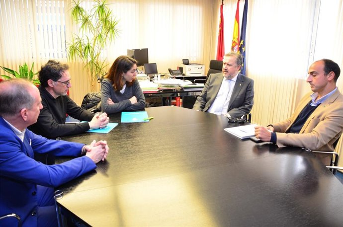 El director general de Atención a la Diversidad, Innovación y Formación Profesional, Juan García Iborra, se reune con la presidenta del Colegio, Paula Payá