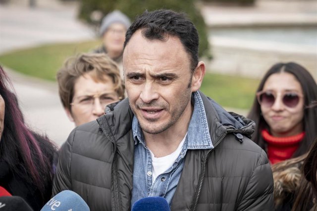 La coportavoz de Unidas Podemos en la Asamblea de Madrid y candidata a la Presidencia regional, Alejandra Jacinto, acompaña a los manifestantes durante una marcha del Sindicato de Inquilinas bajo el lema ‘No al pelotazo en la Ermita del Santo’ .