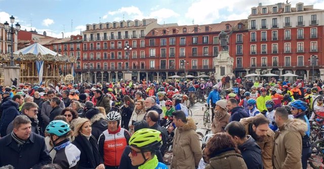 Unas 450 personas recuerdan a Estela Domínguez en Valladolid en una marcha y piden "más respeto" para los ciclistas