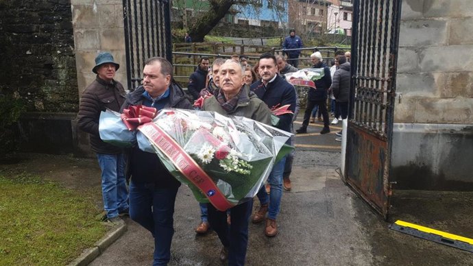El secretario general de UGT, Pepe Álvarez, y el secretario general del SOMA, José Luis Alperi, en el homenaje a Manuel Llaneza en Mieres.