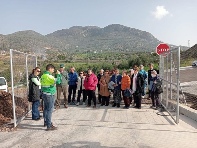 Vecinos de El Gastor, Zahara y Algodonales visitan la planta de compostaje de esta última localidad gaditana.