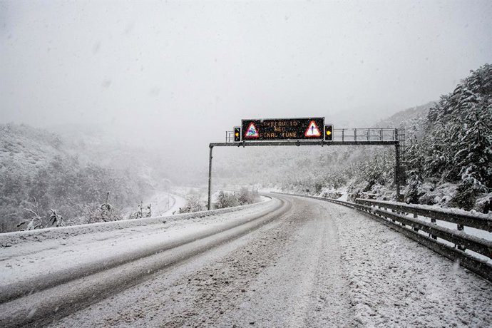 Una imatge de la neu que va caure a punts de Catalunya a principis de mes, en una carretera de Vic (Barcelona)