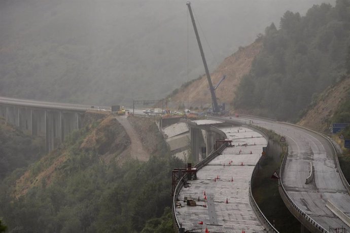 Archivo - Operarios y grúas trabajan durante el desmontaje del viaducto de la A6, a 17 de agosto de 2022, en Pedrafita, Lugo