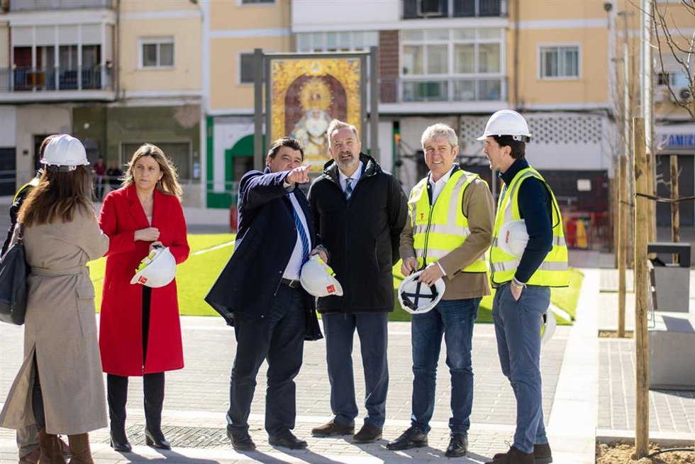 El alcalde de Huelva, Gabriel Cruz, en la remozada Plaza de Los Dolores.