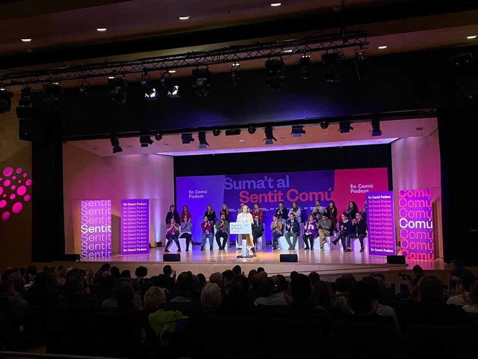 La alcaldesa de Barcelona, Ada Colau, durante su intervención en la jornada municipalista de En Comú Podem este domingo