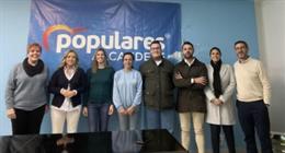 La secretaria general del PP de Jaén, Elena González, con concejales 'populares' de Alcaudete.