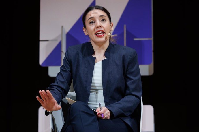 La ministra de Igualdad, Irene Montero, interviene durante la clausura del primer Encuentro Internacional Feminista (EIF), We call it feminism. Feminismo para un mundo mejor, en la facultad de Medicina de la Universidad Complutense, a 26 de febrero de