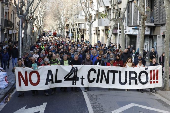 3.000 persones es manifesten contra el projecte del Quart Cinturó a Sabadell (Barcelona)