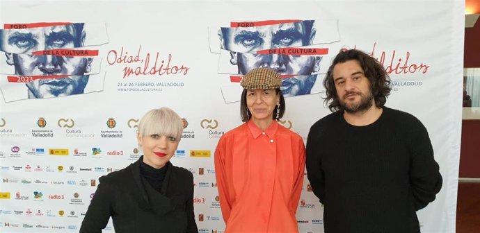 La escritora Remedios Zafra, el periodista y escritor Manuel Jabois y la periodista y actriz Ana Esmith, posan en el Teatro Calderón de Valladolid antes de participar en la mesa de debate 'Frente al espejo'.