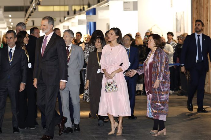 (I-D) El Rey Felipe, la Reina Letizia y Maribel López Zambrana, directora de ARCO, durante la inauguración de la 42  Feria Internacional de Arte Contemporáneo-ARCOmadrid en Ifema, a 23 de febrero de 2023, en Madrid (España).