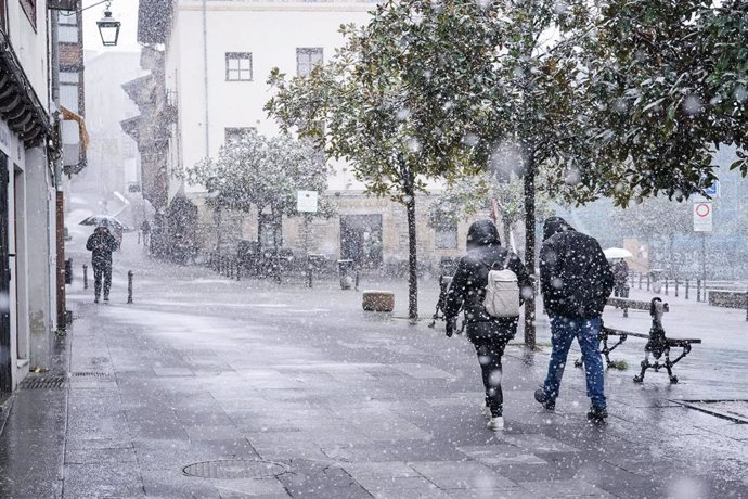 Archivo - Dos personas pasean por una calle de Vitoria-Gasteiz cubierta de nieve, a 18 de enero de 2023, en Vitoria-Gasteiz