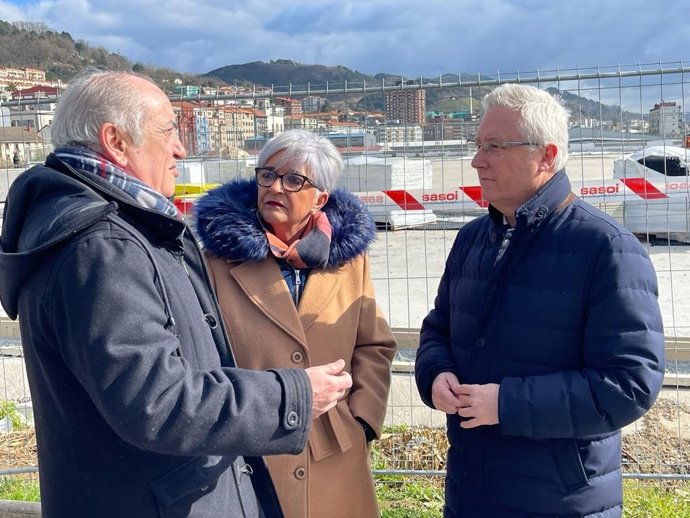 El consejero del Gobierno Vasco, Iñaki Arriola, junto a la alcaldesa de Pasaia, Izaskun Gómez, y el secretario general del PSE-EE de Gipuzkoa, José Ignacio Asensio