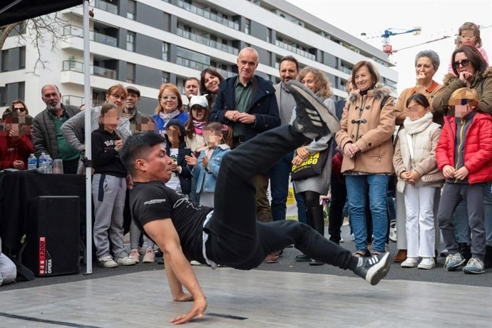 El alcalde de Sevilla, Antonio Muñoz, ha asistido a las actividades organizadas en la avenida de las Ciencias en Sevilla Este en el marco de la propuesta 'Calle Cultura'.