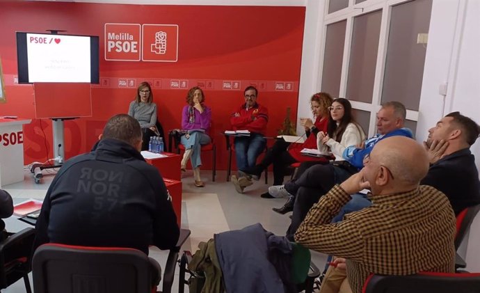 Gloria Rojas, secretaria general del PSOE de Melilla, en el centro de la imagen en un encuentro con federaciones para dar a conocer su programa electoral para el 28M