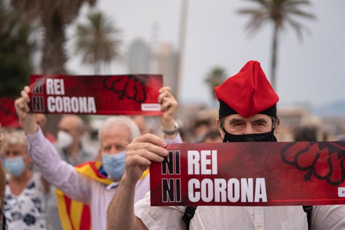 Archivo - Un hombre con un cartel en el que se lee: `Ni rei, ni corona, durante una concentración contra la visita del Rey Felipe VI a Barcelona, en la plaza Sant Jaume de Barcelona, a 16 de junio de 2021, en Barcelona, Cataluña, (España). 