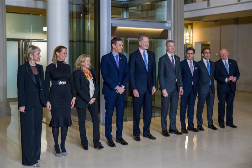 El Rey posa para la foto de la cena inaugural