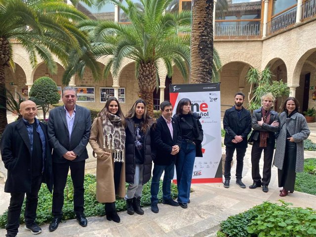 Foto de familia antes de la mesa redonda 'Conservaciones sobre cine español', en la 22 Muestra de Cine Español Inédito en Jaén