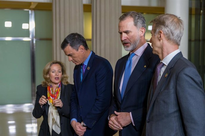 (I-D) La vicepresidenta primera i ministra d'Assumptes Econmics i Transformació Digital, Nadia Calviño; el president del Govern, Pedro Sánchez; el Rei Felipe VI; i el director general de l'associació GSM (GSMA), Mats Granryd;  durant el sopar oficia