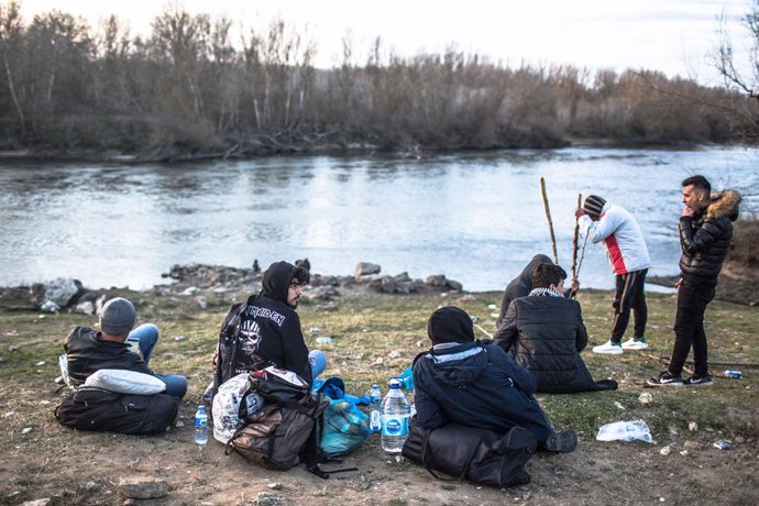 Archivo - Refugiados en la frontera del río Evros, en Grecia