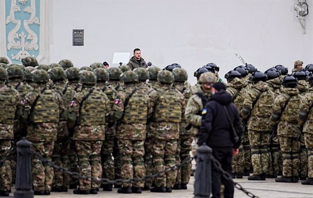El presidente ucraniano, Volodimir Zelenski, da un discurso a varios soldados frente a la catedral de Sofía durante una marcha militar, en el primer aniversario del inicio de la guerra de Ucrania