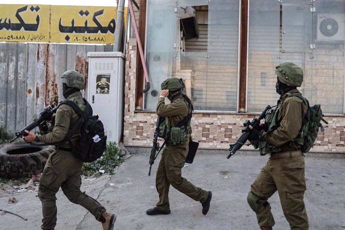 Militares israelíes en la ciudad palestina de Huwara, en Cisjordania
