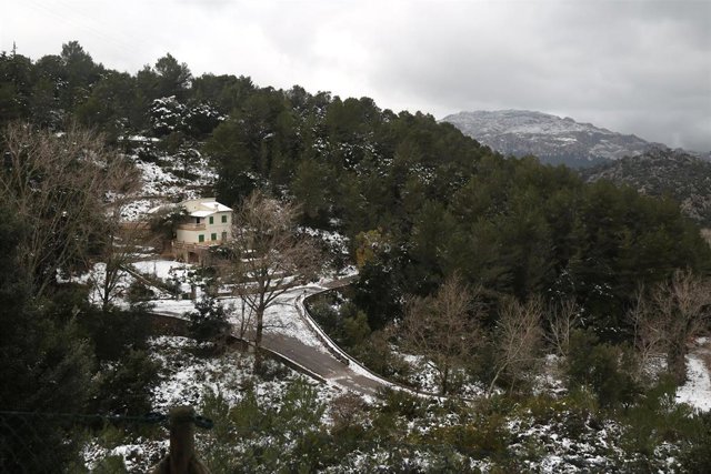 Carretera cortada en la Serra de Tramuntana por acumulación de nieve.