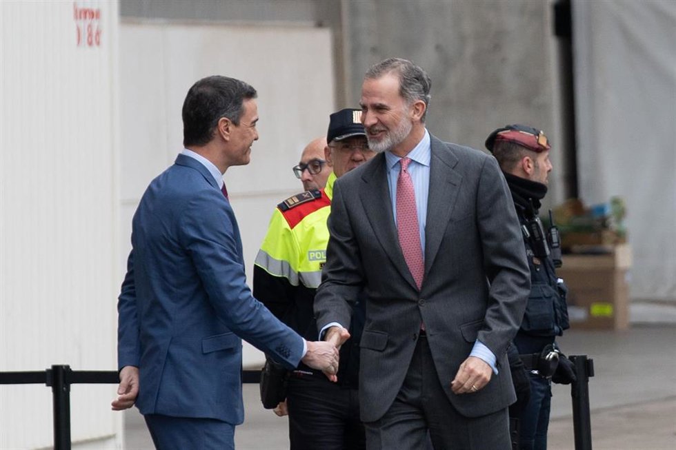 El Rey saluda a Sánchez al llegar al MWC