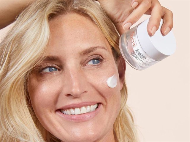 Archivo - No luches contra los signos de la edad, actúa sobre su causa con la nueva crema regeneradora de Avene Hyaluron Activ B3