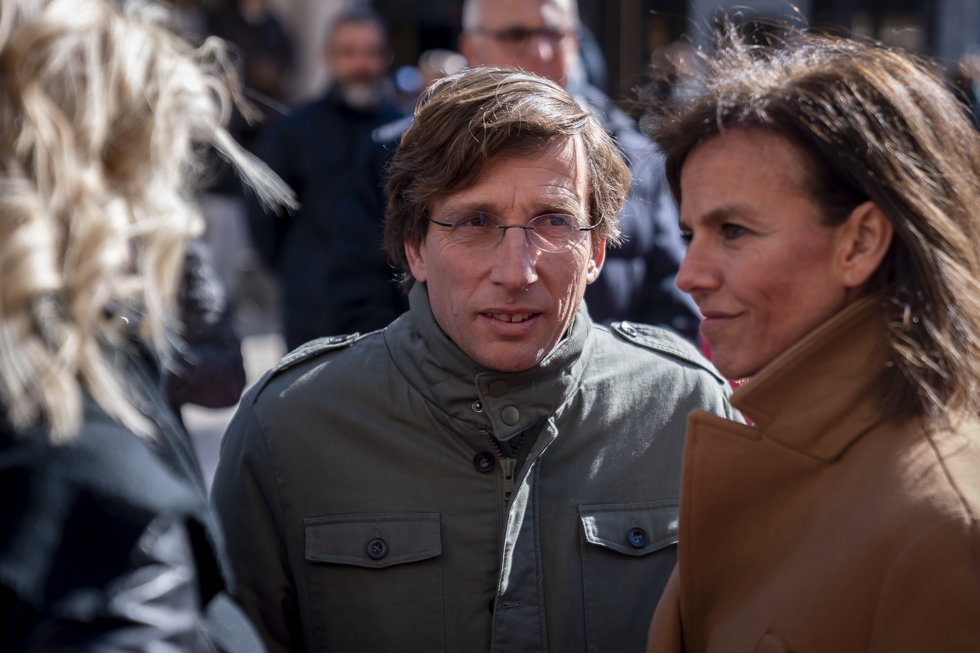 La concejala delegada de Turismo del Ayuntamiento, Almudena Maíllo, y el alcalde de Madrid, José Luis Martínez-Almeida, durante la presentación de la nueva temporada de Puy du Fou, en la Plaza de Colón, a 27 de febrero de 2023, en Madrid (España)